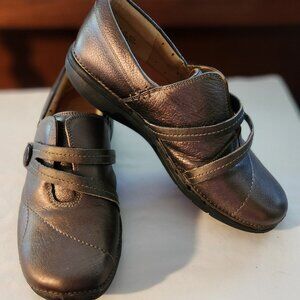 ***SSS***Clarks Artisan loafers sz 6 W bronze light brown cushioned insole EUC